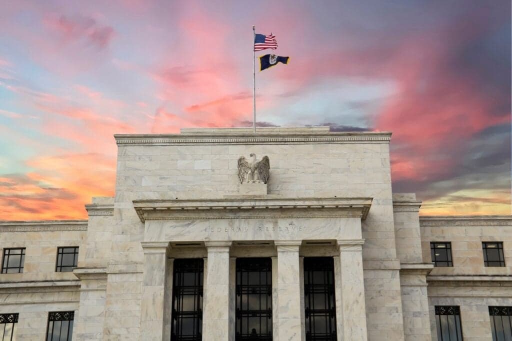 La Fed debate subir tasas ante inflación persistente por encima del 2%