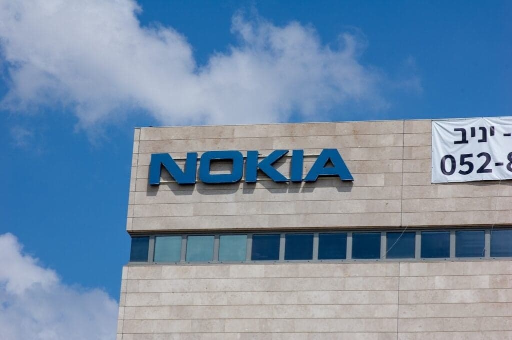 Nokia sube levemente impulsada por aprobación de la FCC y un mercado en alza