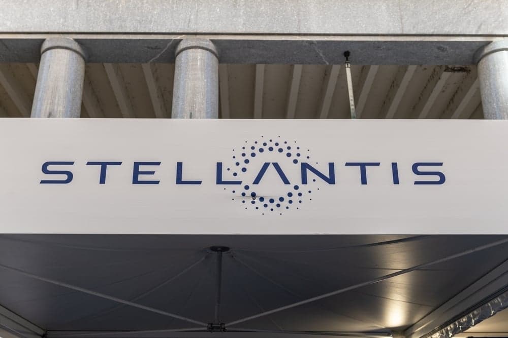 Stellantis lanza plan de €60.000 millones en VE y recortes, pero STLA cae 5%