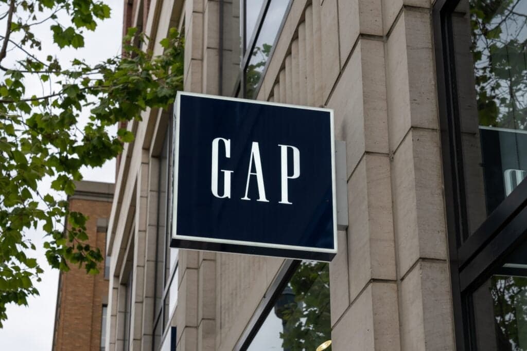Gap supera estimados de ganancias, pero cae 14% por perspectiva débil