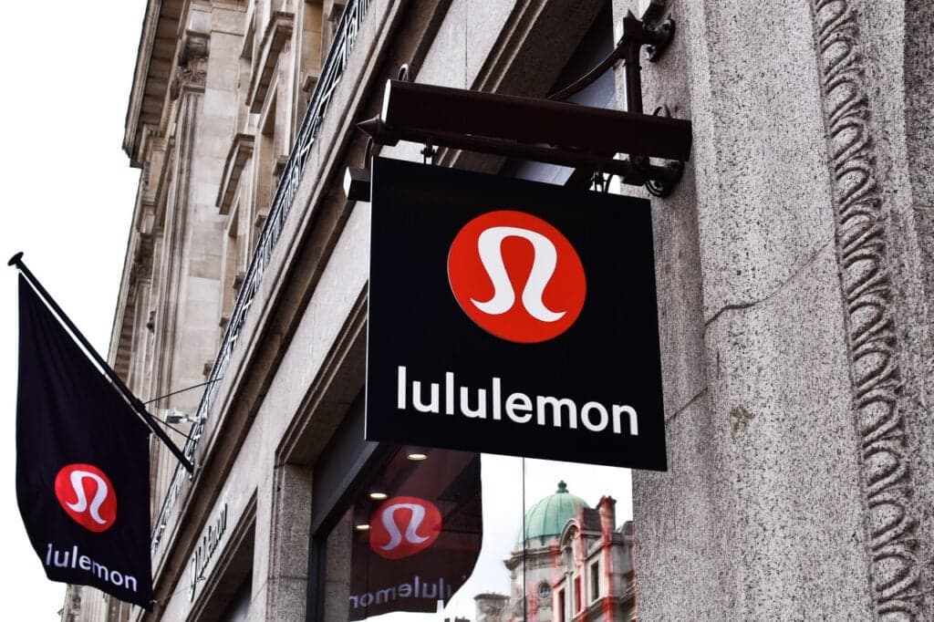 Lululemon recorta su guía anual y LULU cae a mínimo de 52 semanas