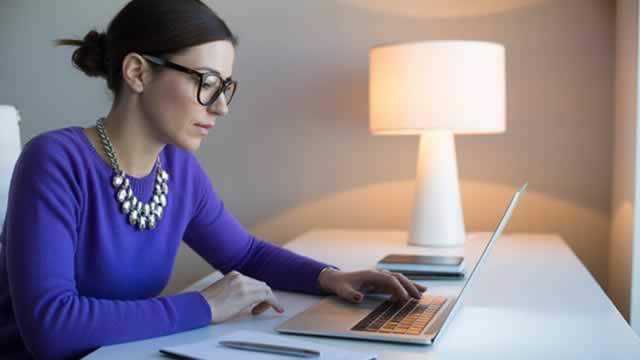 KLAR repunta tras resultados; INTC retrocede y AAPL avanza en la apertura